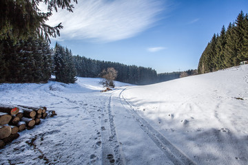 Schneebedeckter Feldweg in Frittlingen Landkreis Tuttlingen