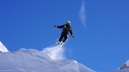 ski de poudreuse - saut de corniche