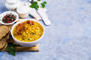 Thick pea soup with bacon