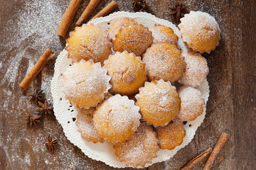Muffin in a white tray with cinnamon on a wooden background