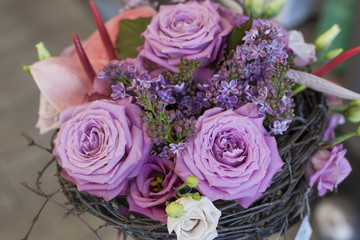 Оригинальный сиреневый букет цветов с березовыми ветками из сирени, антуриумов, роз