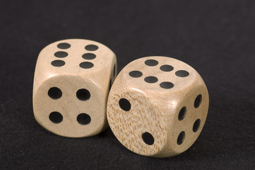Zwei Würfel mit je sechs 