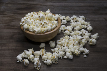 Pop corn in una ciotola di legno