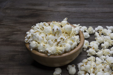 Pop corn in ciotola di legno