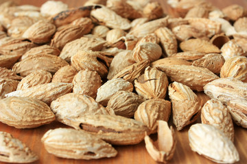 Fried inshell almonds