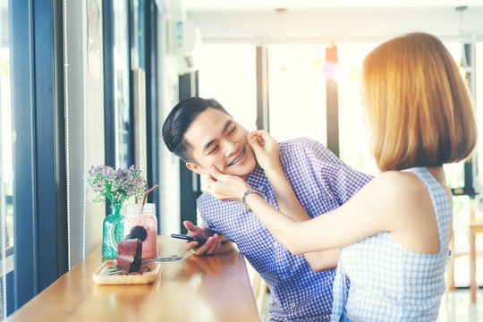 頬をつねる 画像 参照 1 444 Stock 写真 ベクターおよびビデオ Adobe Stock 頬をつねる 画像 参照 1 444 Stock 写真 ベクターおよびビデオ Adobe Stock