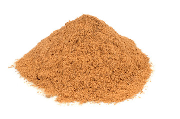 Gingembre en poudre en vrac sur fond blanc 