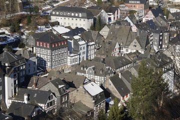Fototapeta premium Monschau, mittelalterliche Fachwerkhäuser prägen das Stadtbild