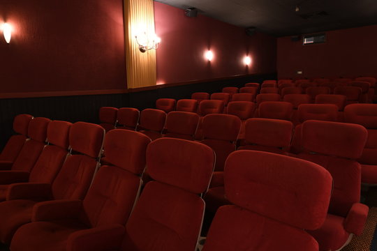 Kinosaal mit roten Sesseln  ohne menschen