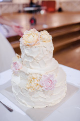 White wedding cake. Three tiers. Sweets. Wedding details. Sweet table.