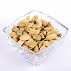  kardamon in a glass bowl on a white background