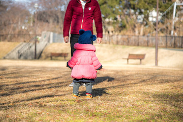 Fototapeta premium 公園で遊ぶ赤ちゃん