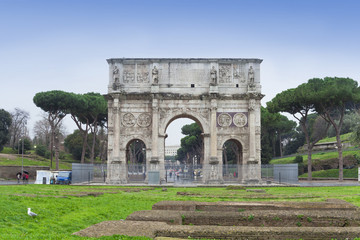 Fototapeta na wymiar the Arch of Constantine in Rome city, Italy