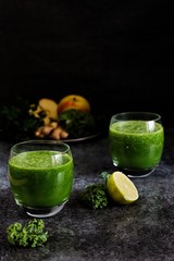 zielony świeży świeżowyciskany sok owocowy z jarmużu, jabłka, pietruszki i limonki