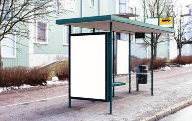 Naklejka premium Blank advertising light box on bus stop, mockup of empty ad billboard on bus station, template banner on background city street for text, afisha board.