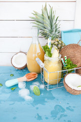 Fruchtiger Cocktail mit Ananas