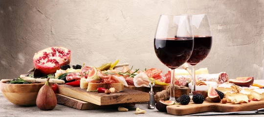 Keuken spatwand met foto Italiaanse antipasti wijn snacks set. Kaassoort, Mediterrane olijven, augurken, Prosciutto di Parma en salami © beats_