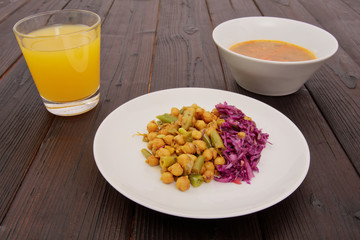 Crawling chickpeas with beans with salad