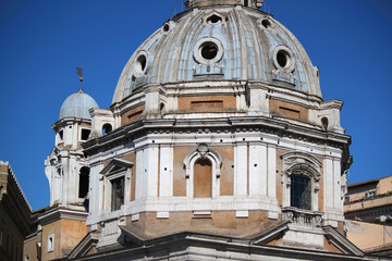 monumento storico cupola chiesa centro di roma