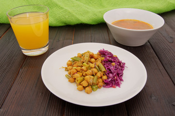 Crawling chickpeas with beans with salad
