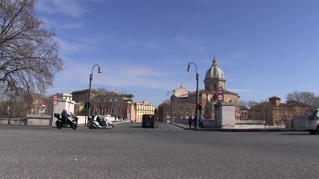 Roma, Italia. Ponte Amedeo D'Aosta. Time lapse traffico di veicoli con chiesa di San Luigi dei Fiorentini sullo sfondo. Campo Lungo