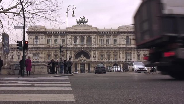  Roma, Italia. Lungotevere. Time lapse traffico pedoni e veicoli con Palazzo di Giustizia (Palazzaccio)sullo sfondo