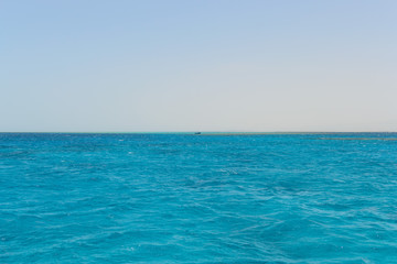 Obraz premium Ship on the horizon of the blue sea