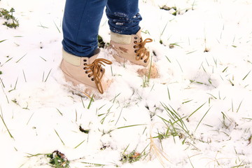 nieve, zapatos, niña, banco y mesa cubierto de nieve.