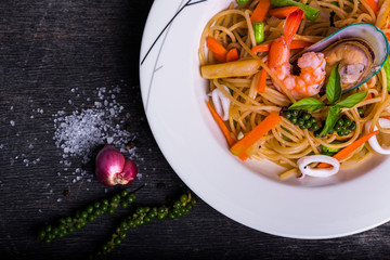 Spaghetti carbonara with prawn and pepper