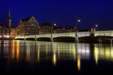 Fototapeta na wymiar Puente en Zurich