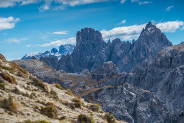 Fototapeta na wymiar italien dolomites, south tyrol and italien alps, beautiful mountain scenery, tre cime di lavaredo