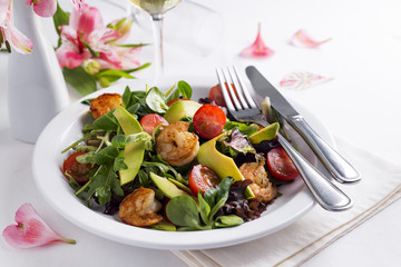 Fresh salad plate with shrimp, tomato and mixed greens