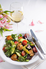 Fresh salad plate with shrimp, tomato and mixed greens