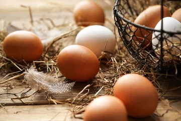 Foto op Aluminium Frische braune und weiße Eier im Korb © jd-photodesign