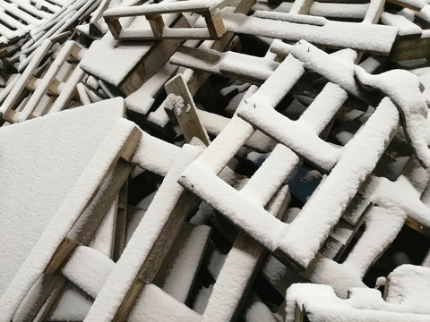 Bancali di Legno con Neve