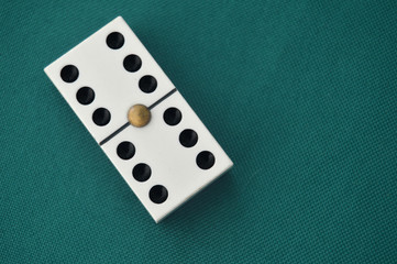 ficha de domino con el sis doble aislada sobre fondo verde