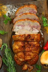 курица запечённая с ветчиной и сыром.