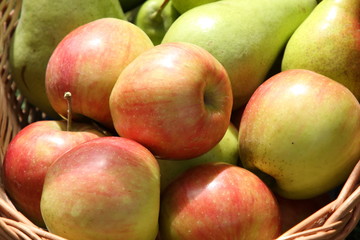 frische rote äpfel und birnen in nahaufnahme