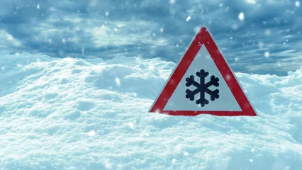 Tapeten Verkehrsschild Schneefall versinkt in Schnee © OFC Pictures
