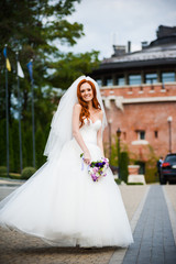 Naklejka premium Fashion bride girl in gorgeous wedding dress with wedding bouquet of flowers