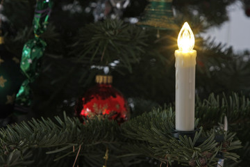 kerze und kugeln auf weihnachtsbaum
