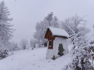 zimowy krajobraz w beskidach. kapliczka