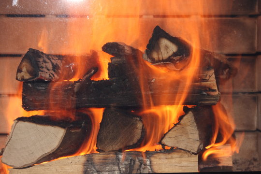 sch&ouml;ne flamen von brennendem holz in kamin