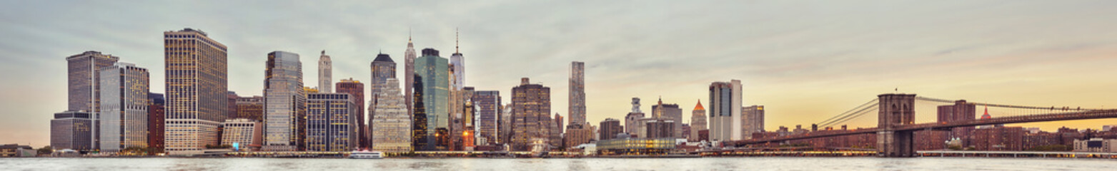 Obraz premium Panoramic picture of the Manhattan skyline at sunset, New York City, USA.