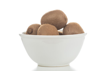 Schale / Schüssel mit Kiwis vor weißem Hintergrund