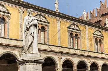  poet and philosopher Dante / Sculpture of the philosopher Dante Alighieri in Verona in Italy