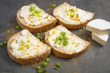 Bread with cheese and spring onion flavored spicy curry