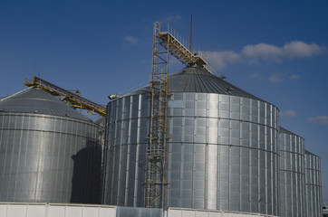 Silo for the storage and drying of grain