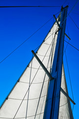 Obraz premium głowa masztu jacht na tle błękitnego nieba