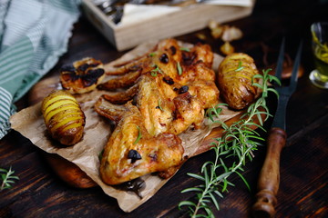 куриные крылья гриль с картофелем и розмарином